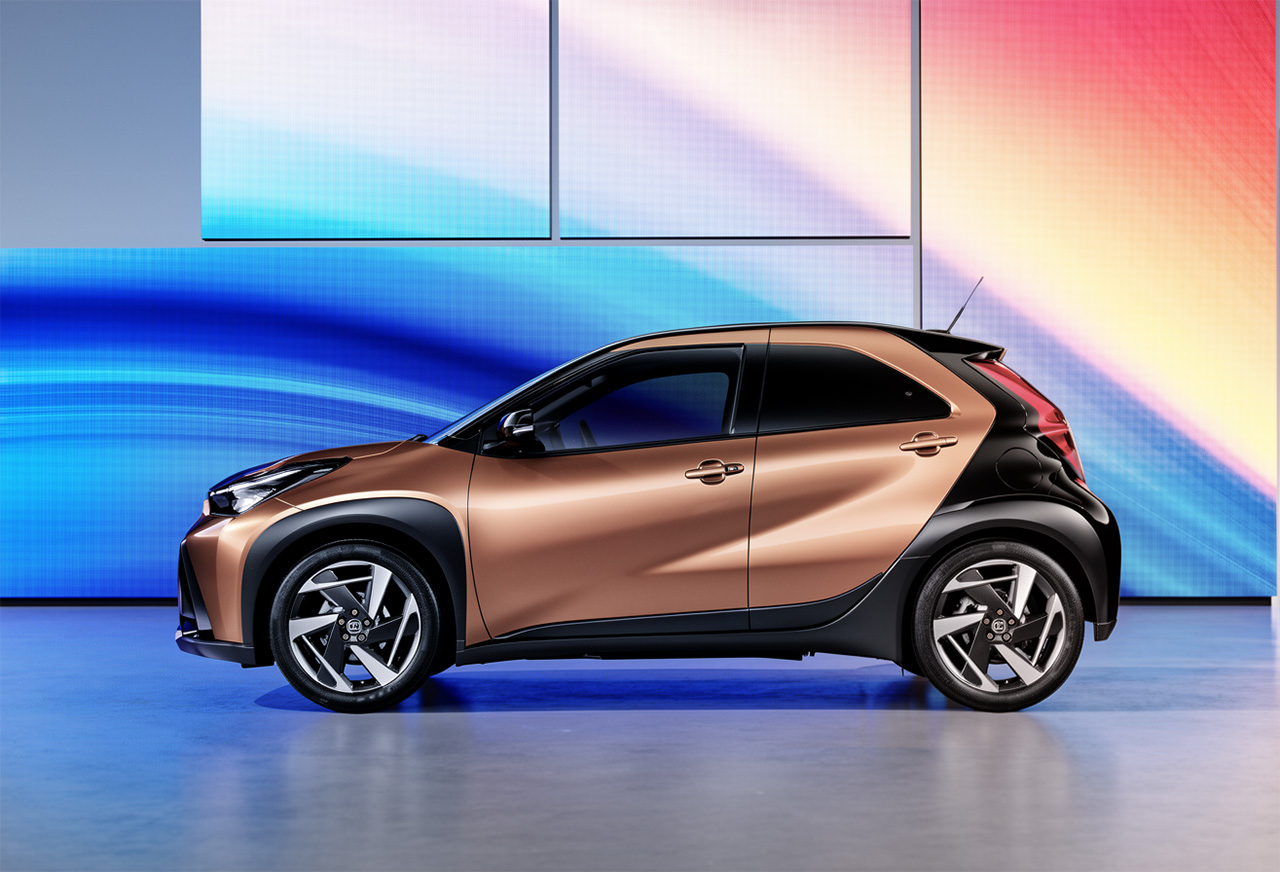 Toyota AYGO X hibrid fahéj színben oldalnézet