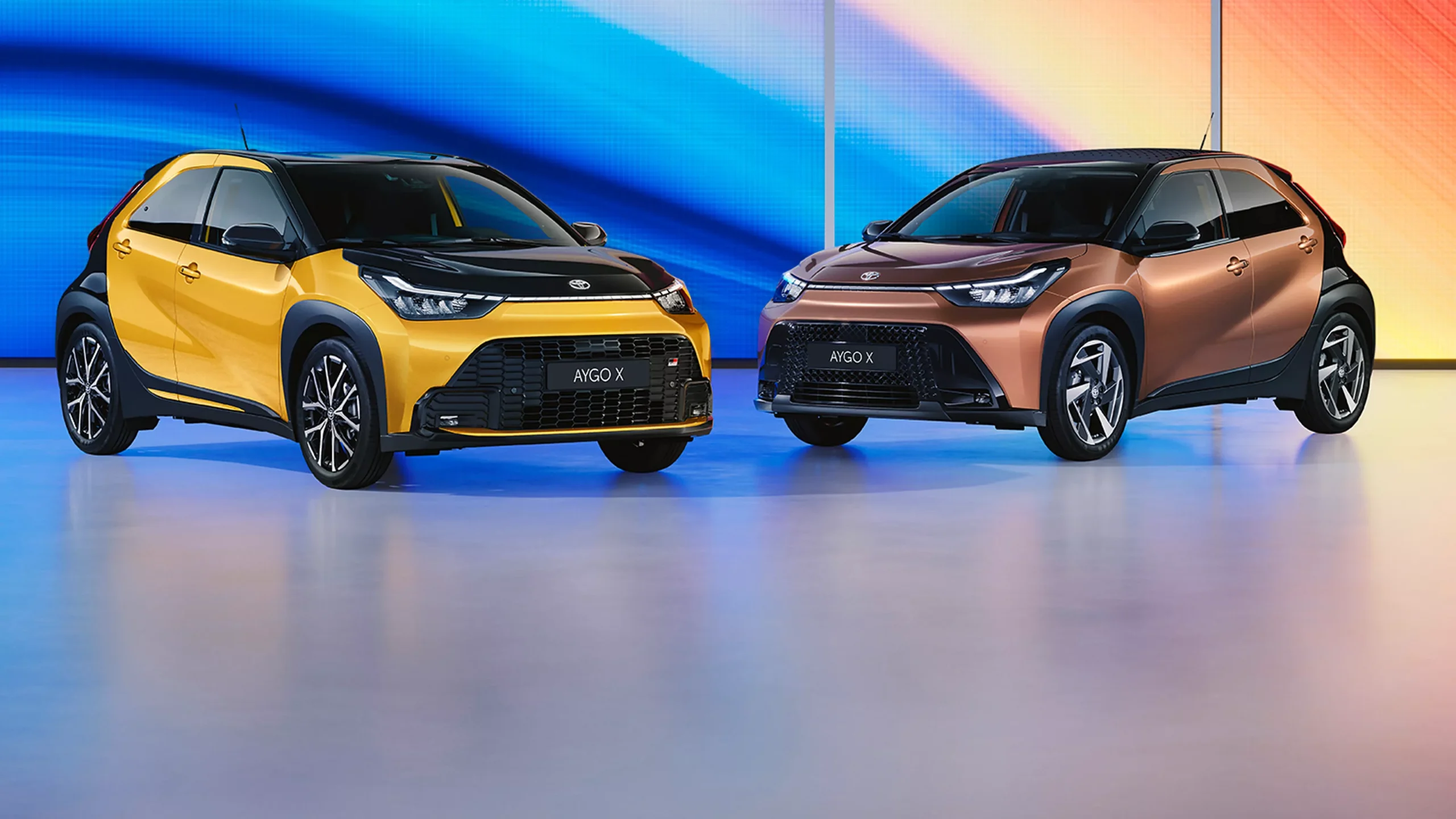 Toyota_AYGO_X_hibrid_ket_szinben_GR-Sport