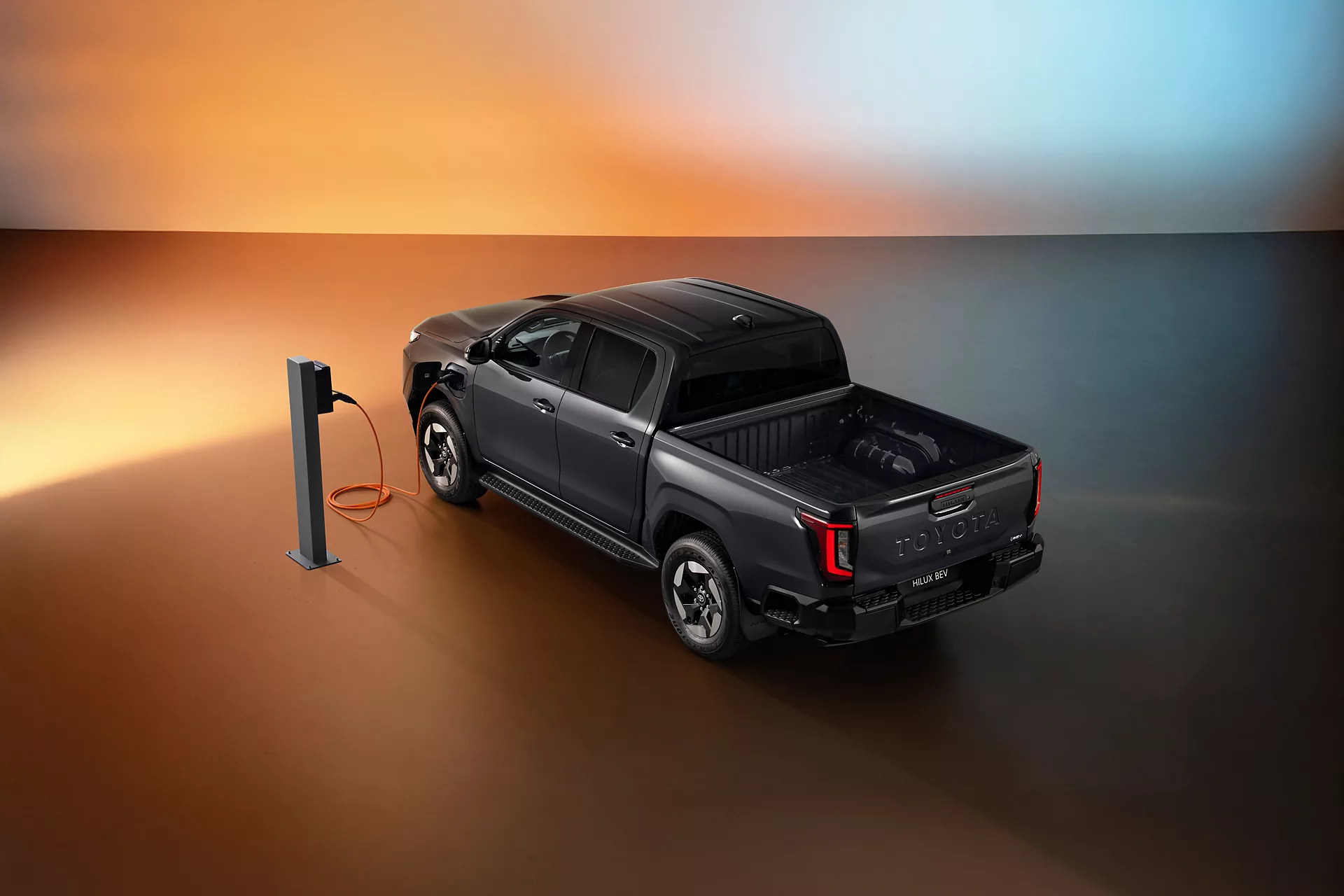 TOYOTA_Hilux_BEV_toltes-kozben