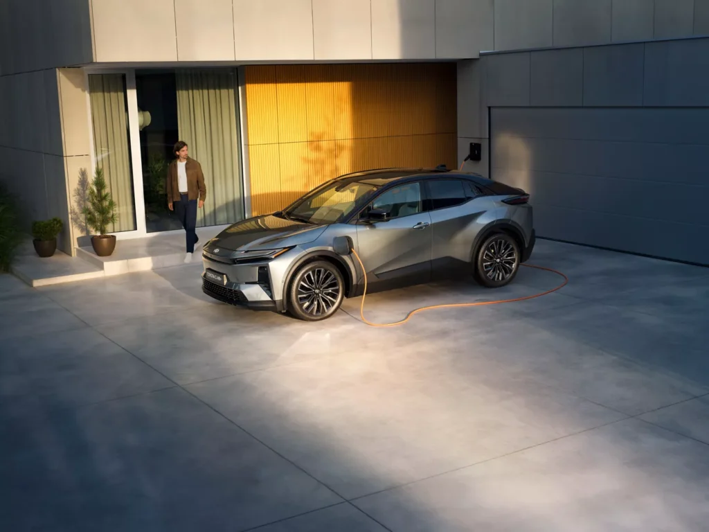 toyota-chr-toltes-modern-haz-udvaran