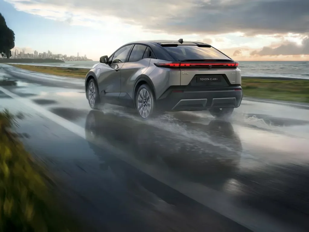 Toyota CHR vezetés esőben tengerparton
