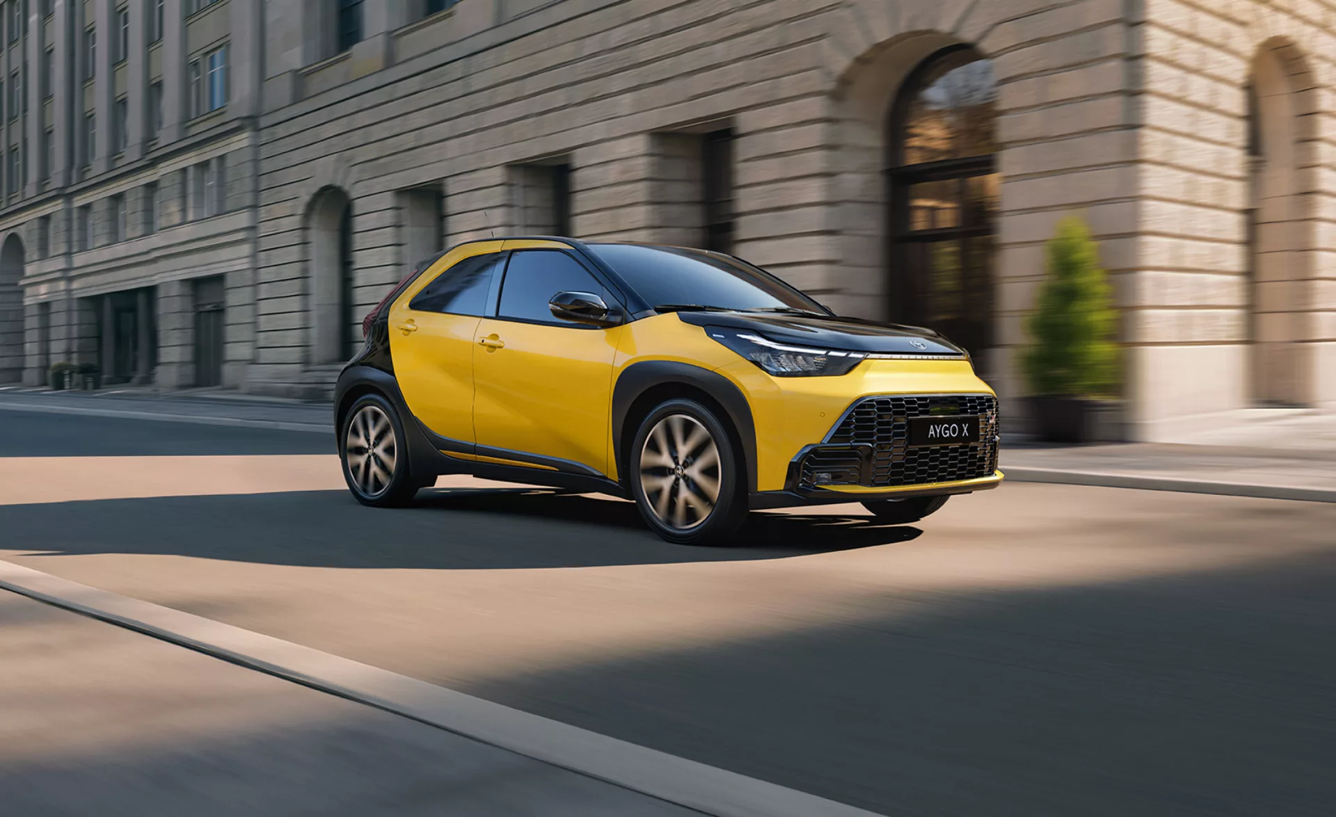 Toyota-aygo-x-hybrid-sarga-varos-utcan