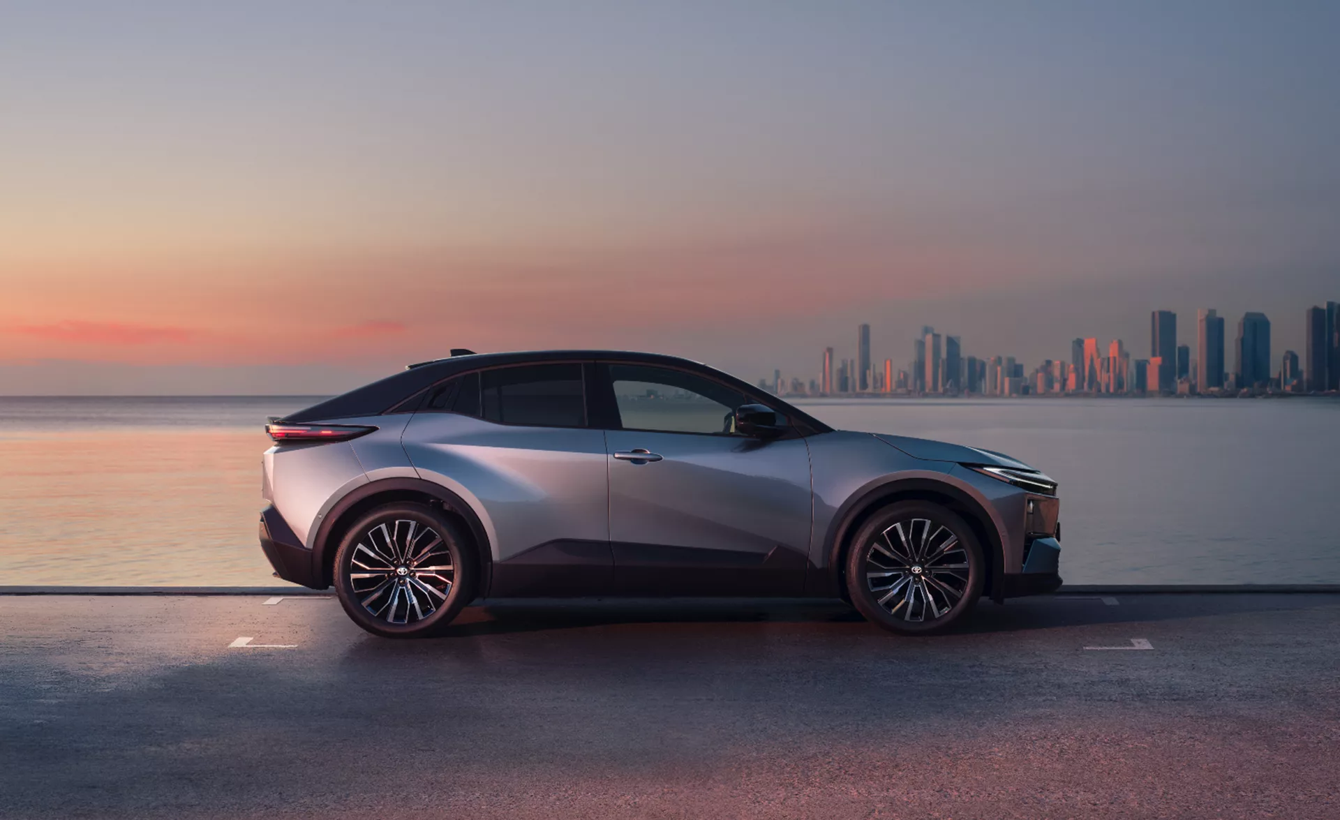 toyota-chr-plusz-tengerparton-naplementeben-felhokarcolok-a-hatterben